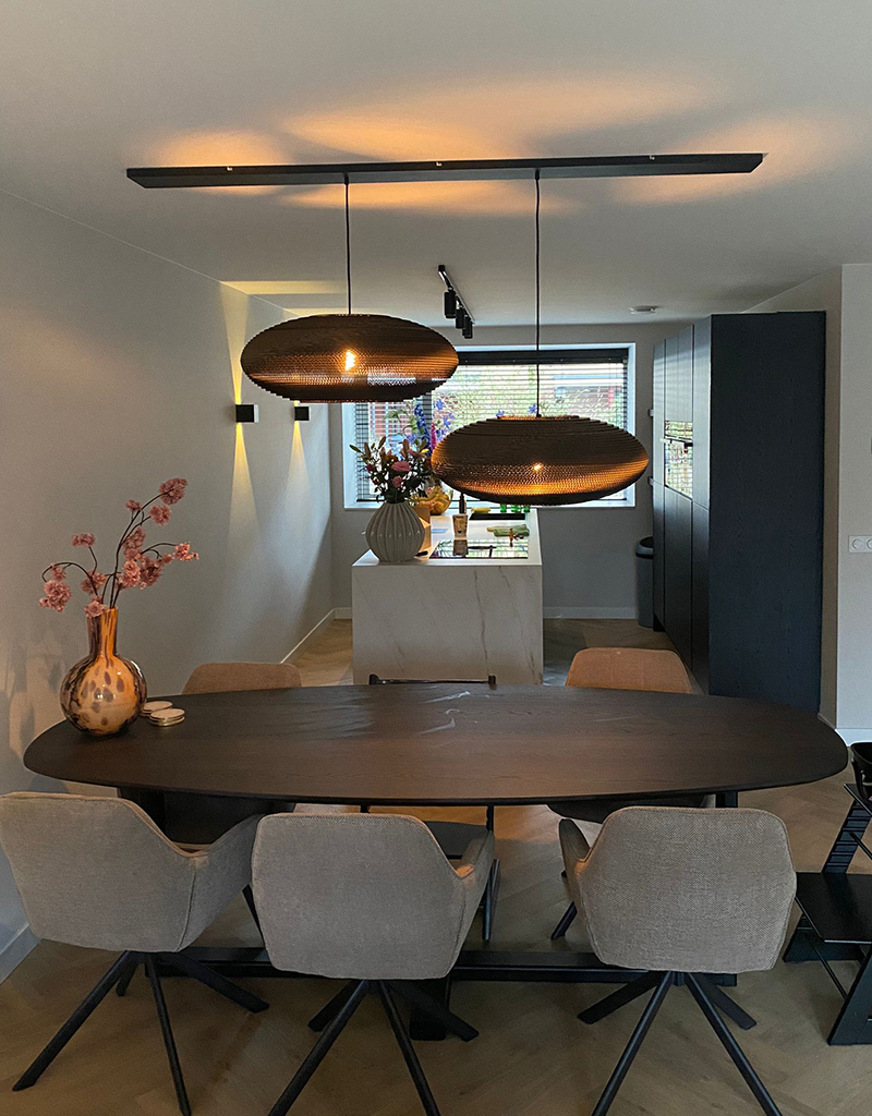 Ovalen eettafel met hanglamp in woonstijl Puur en Basic
