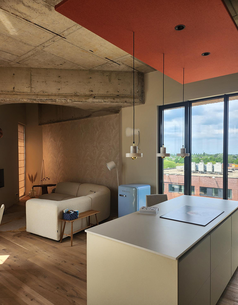 Keuken en zithoek in warme tinten van Puur en basic woonstijl