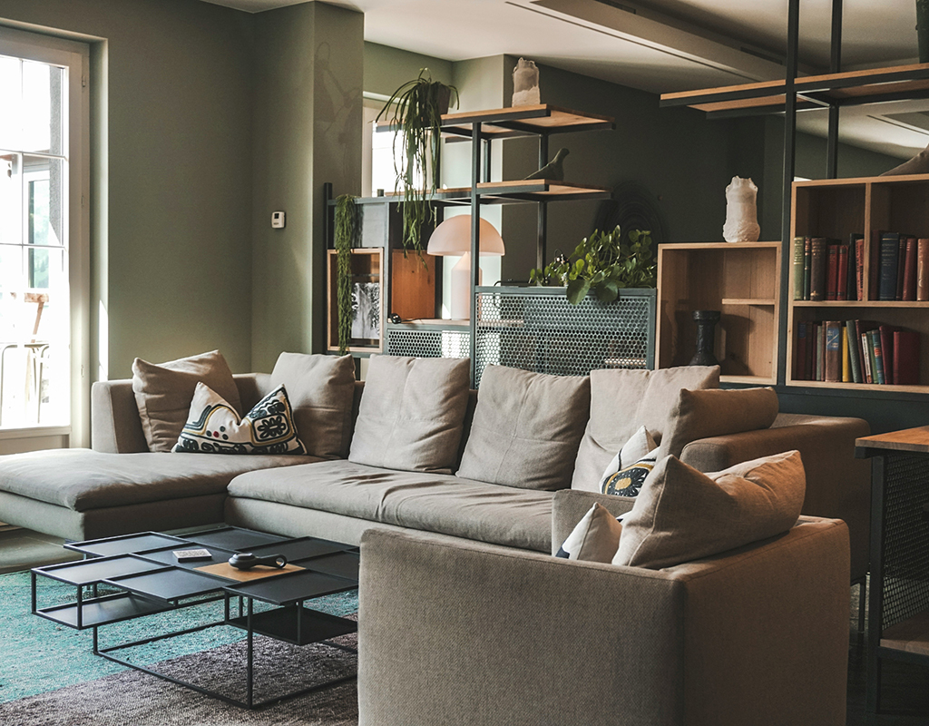 Grote bank met veel kussen in de Puur en Basic Woonstijl